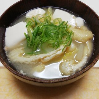 豆腐と白菜と油揚げの麦味噌汁